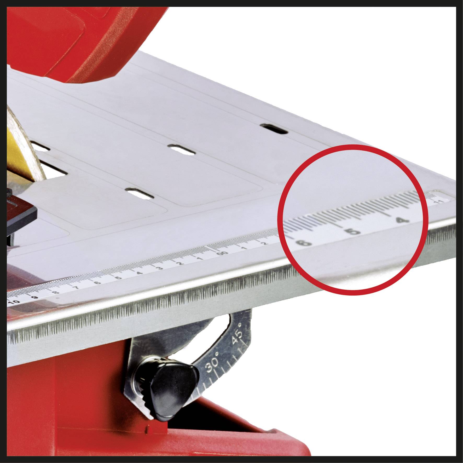 Une lame de scie à onglets rouge coupe une planche. Au premier plan se trouve une vue agrandie d'une règle avec des indications en centimètres.