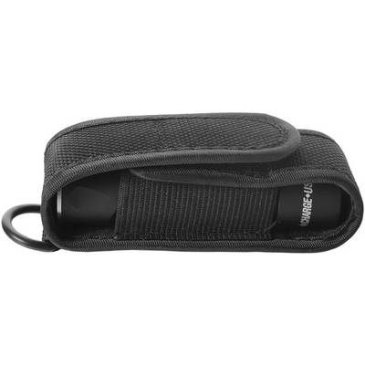 Une petite lampe de poche noire dans un étui en tissu noir avec fermeture velcro et anneau de fixation.