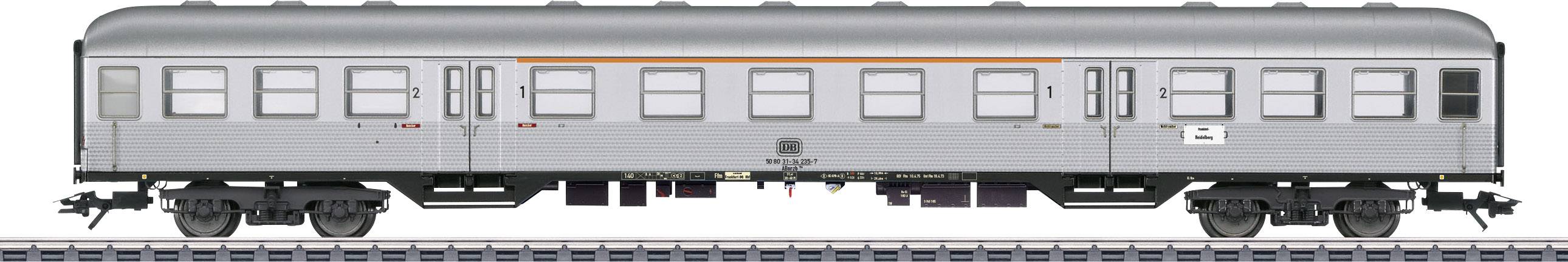 Wagon de chemin de fer gris sur des rails, vue latérale, sans passagers visibles ni caractéristiques particulières, dans un environnement neutre.