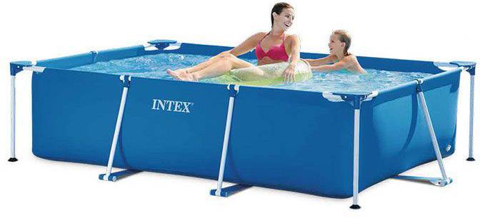 Une femme et un enfant jouent dans une piscine hors-sol rectangulaire bleue du fabricant 'INTEX'. Ils sont joyeux et profitent de l'eau.