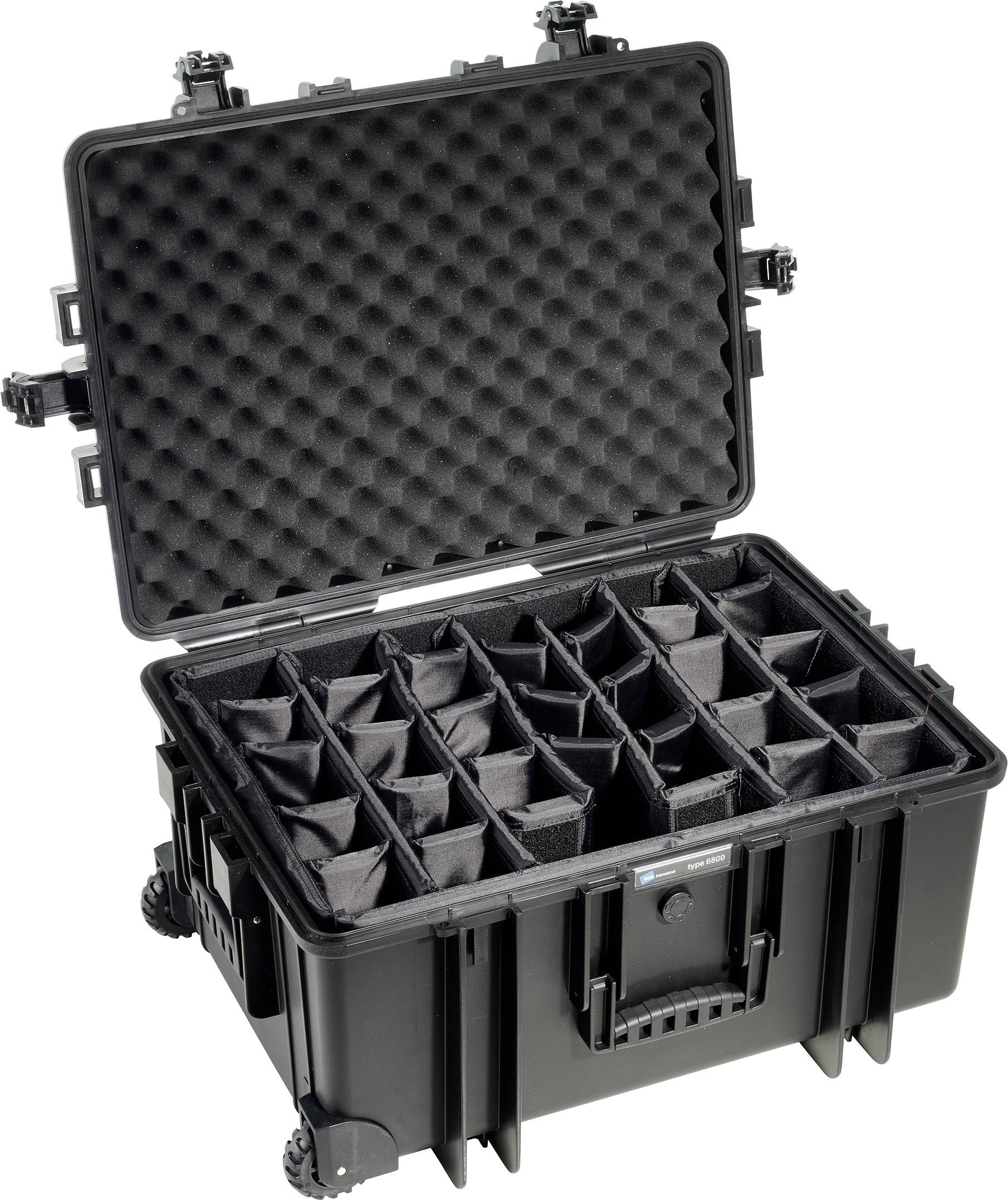 Un étui de protection noir robuste avec le couvercle ouvert, équipé de nombreux compartiments rembourrés et ajustables pour le rangement.
