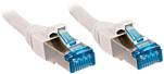 Deux câbles Ethernet blancs avec des connecteurs bleus montrent les ports de connexion réseau.