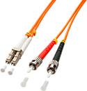Un câble à fibre optique orange avec deux connecteurs, un connecteur LC et un connecteur ST, est présenté.