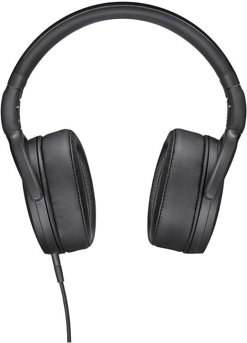 Une paire d'écouteurs circumauraux (over-ear) noirs filaires sur un fond blanc. Ils offrent des coussinets confortables pour un port prolongé.