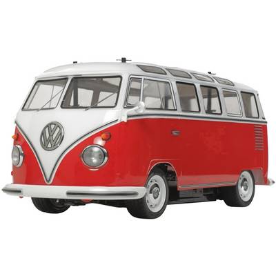 Un Volkswagen T1 rouge et blanc, également connu sous le nom de VW Bulli, vu de profil, est stationné sur un fond blanc.
