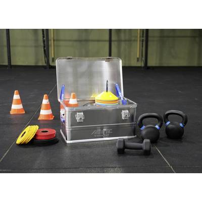 Équipement de fitness : Boîte métallique contenant des haltères, des kettlebells, des cônes et des disques de poids dans un gymnase, prêts pour un entraînement.