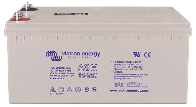Une batterie AGM de Victron Energy, modèle 12-220, avec une indication de tension de charge constante imprimée dessus.