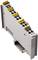 Module de relais électronique, monté verticalement, avec connexions et étiquettes colorées. Adapté aux applications industrielles.
