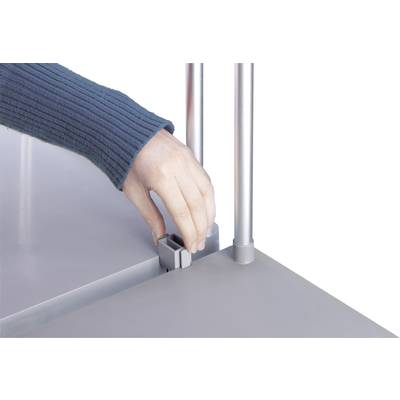 Une main ajuste le levier d'une table grise.