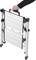 Une main tient une échelle pliante portable en aluminium par sa poignée.