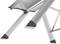 Gros plan sur des pieds de table en argent munis de embouts en caoutchouc noir. Design moderne avec des angles et des entretoises apparents.