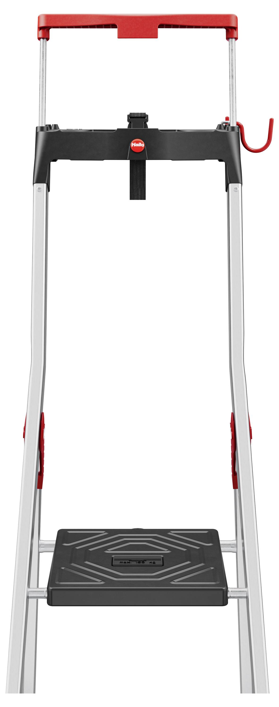 Une échelle escabeau pliante avec un marche noire et une poignée rouge, conçue pour une escalade sécuritaire et un rangement compact.