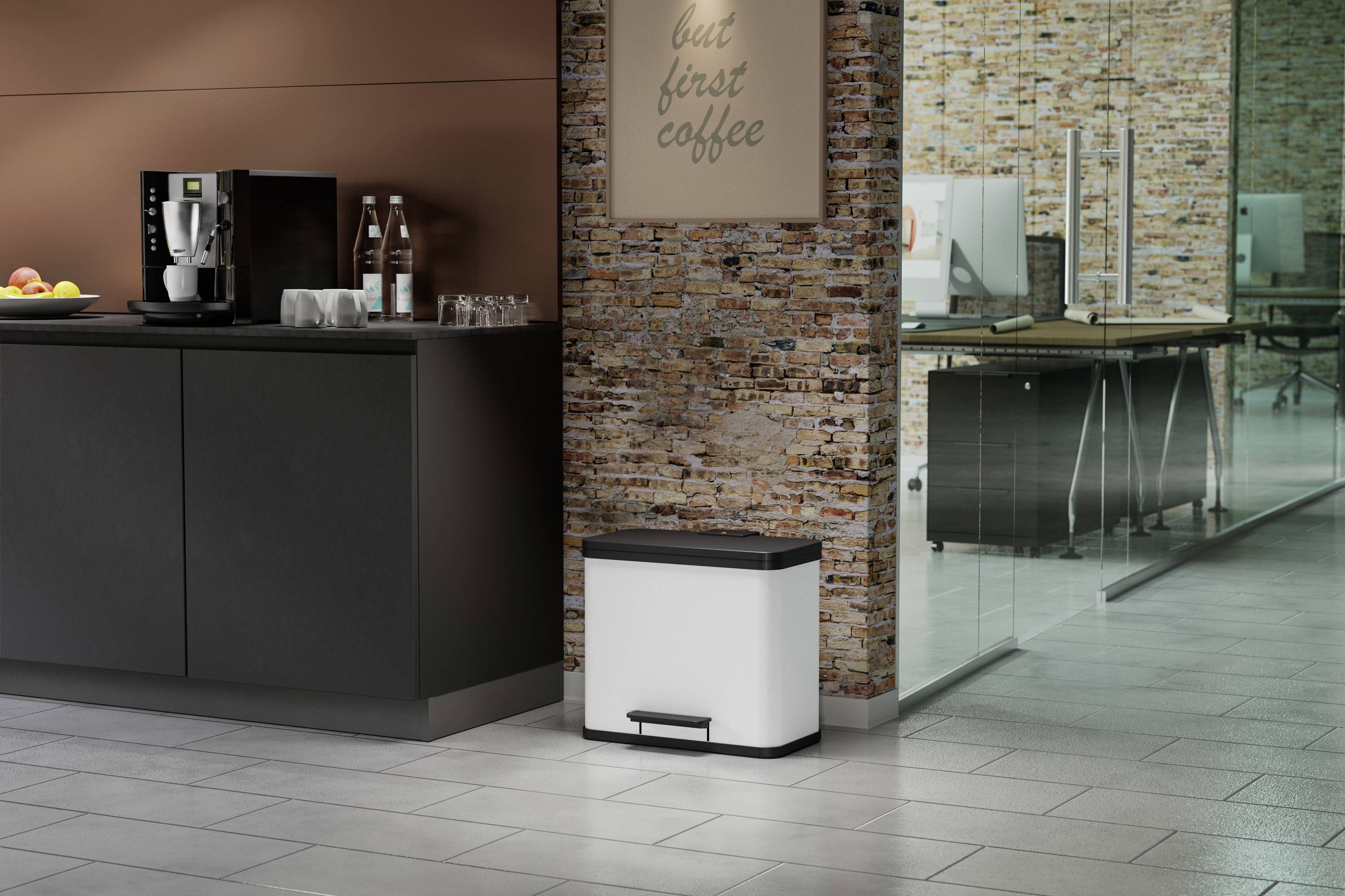 Cuisine de bureau avec machine à café, verres et soda sur le comptoir. Une poubelle est placée contre le mur. Affiche avec l'inscription « mais d'abord, un café ».