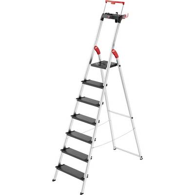 Une échelle en aluminium à six marches avec des marches noires et des poignées rouges, représentée complètement dépliée.