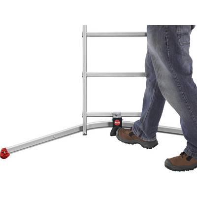 Une personne portant un jean et des bottes monte sur un pied de échelle avec un revêtement antidérapant rouge. La sécurité lors de l'utilisation d'une échelle est illustrée.