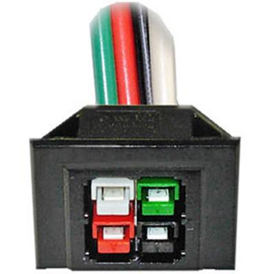 Une connexion avec quatre câbles de couleurs différentes : vert, rouge, noir et blanc, branchés dans des ports correspondants.