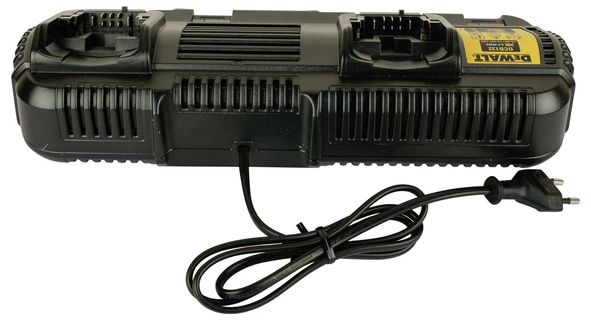 Un chargeur noir de marque DeWALT pour deux batteries, avec câble secteur et fiche européenne.