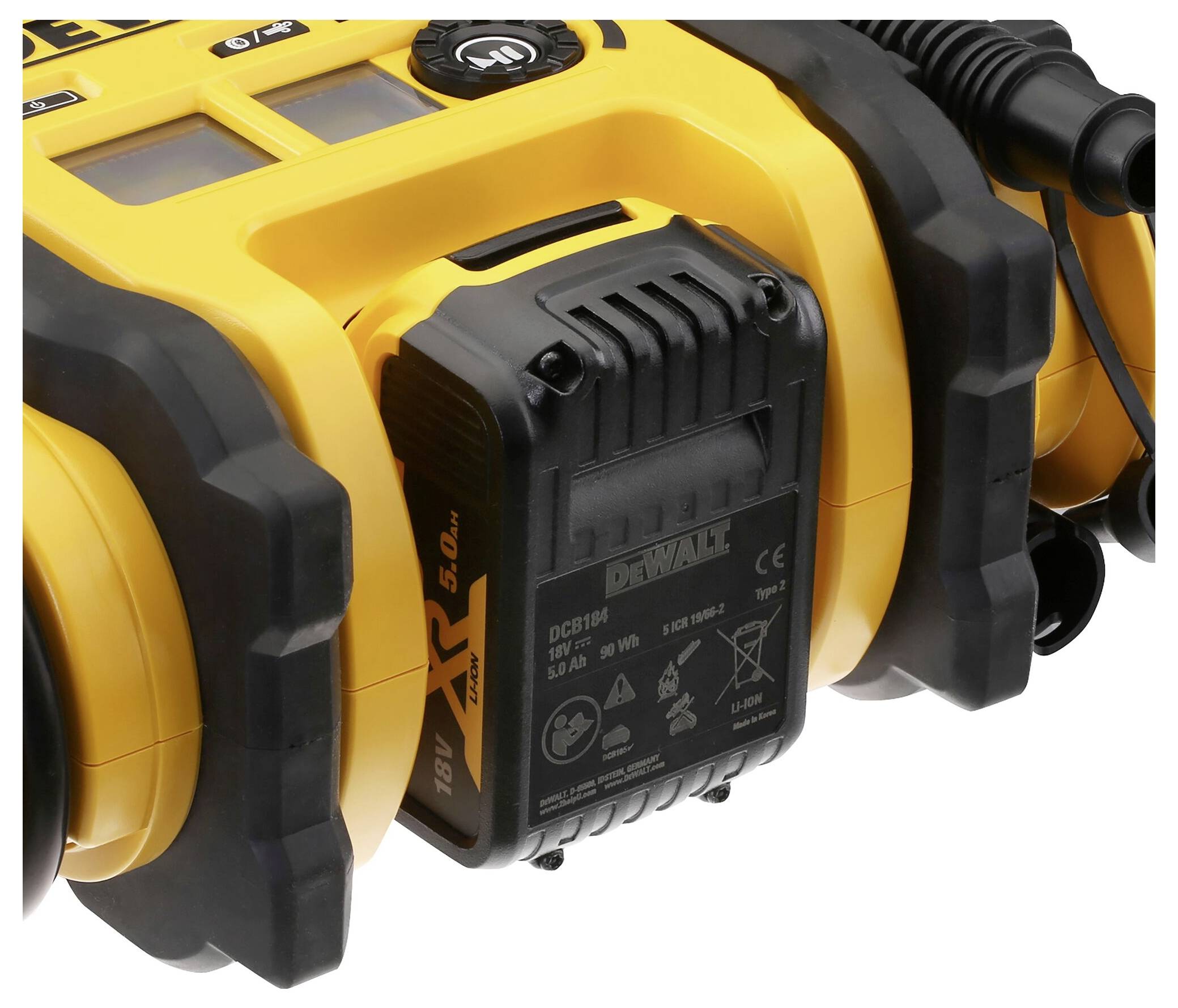 Un chargeur portable jaune avec une batterie amovible. Le marquage sur la batterie indique 18V et 5,0Ah.