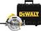 Une scie circulaire argentée DeWalt, modèle 7 1/4 pouces, est posée devant un coffret à outils noir avec le logo jaune DeWalt.