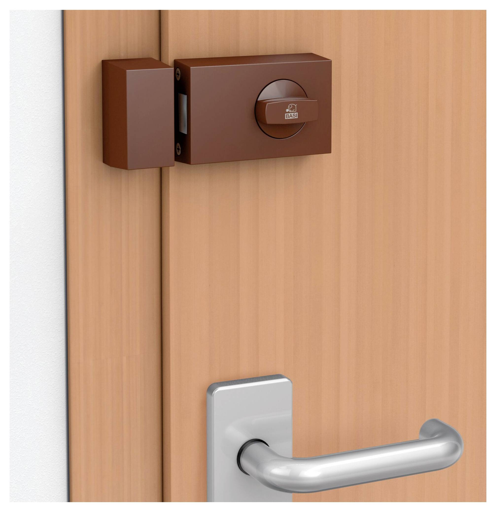 Une porte en bois fermée avec une poignée argentée et un verrou de sécurité brun foncé en haut à droite.