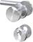 Poignées de porte brillantes en argent et une plaque de serrure assortie en métal, présentées ensemble comme un ensemble.