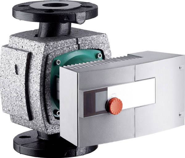 Une pompe à eau avec boîtier en métal et en plastique, bouton de commande rouge sur le devant, probablement destinée aux systèmes de chauffage.