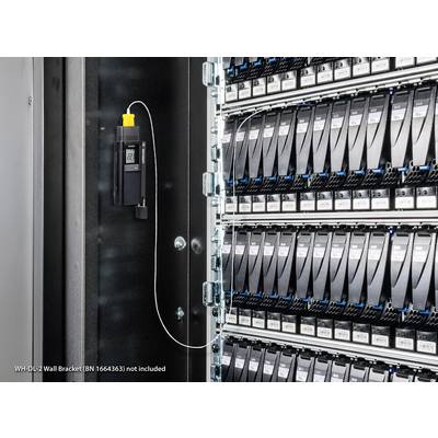 Un enregistreur de données est installé dans une salle de serveurs, fixé à une armoire contenant de nombreux modules de stockage.