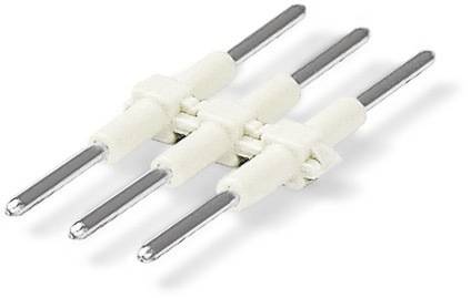 Connecteur blanc à trois pôles avec trois longues broches métalliques parallèles, vu sous un angle oblique.