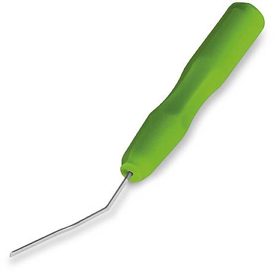 Un grattoir à joints de carrelage vert avec une poignée ergonomique et une lame métallique incurvée pour enlever le mortier ou les salissures entre les carreaux.