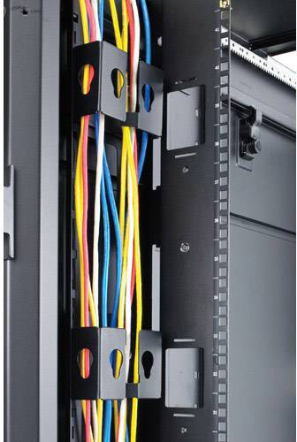 Un rack de serveur avec des câbles réseau colorés, organisés verticalement.