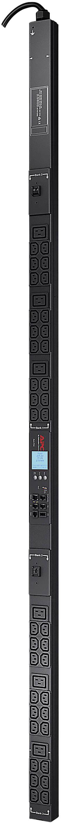Barrette multiprise verticale noire avec plusieurs prises et affichage numérique central, adaptée aux salles de serveurs ou aux applications techniques.