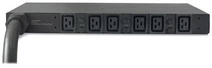 Barrette d'alimentation réseau avec six prises IEC C13 et câble d'alimentation à gauche. Automatisation de l'alimentation électrique dans les centres de données.