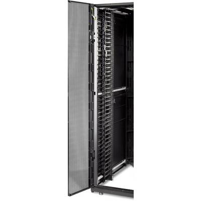 Une armoire réseau ouverte avec plusieurs étagères vides, prête à l'installation de serveurs ou d'équipements réseau.