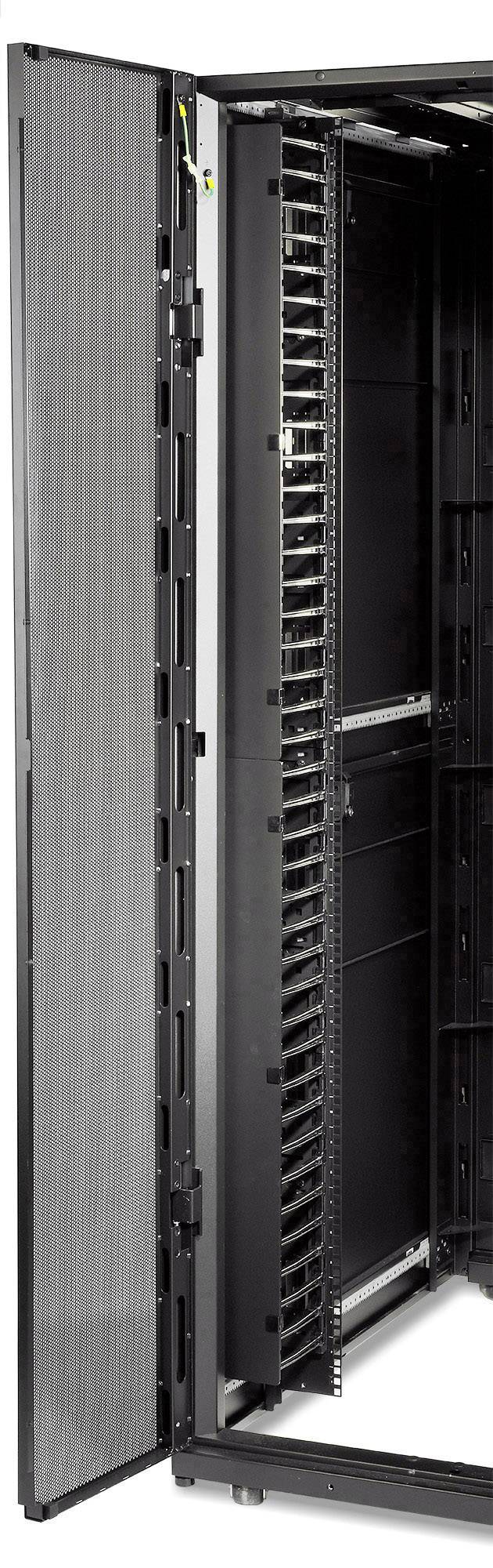 Une armoire serveur ouverte montre des étagères et des rails de montage à l'intérieur. La porte est fabriquée en grille métallique ajourée.
