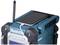 Un poste de radio portable de chantier avec fonction Bluetooth et station de charge pour smartphone intégrée en haut de l'appareil.