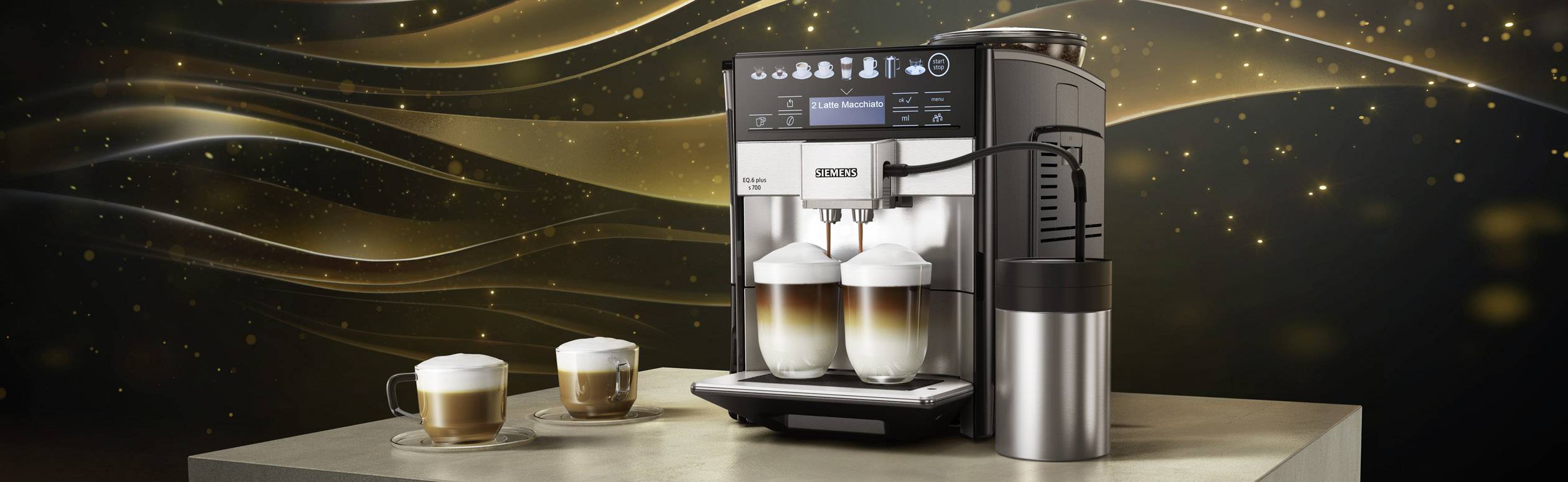 Machine à café automatique sur une table, préparant deux lattes macchiatos. Deux tasses déjà préparées sont visibles en arrière-plan. Arrière-plan élégant.