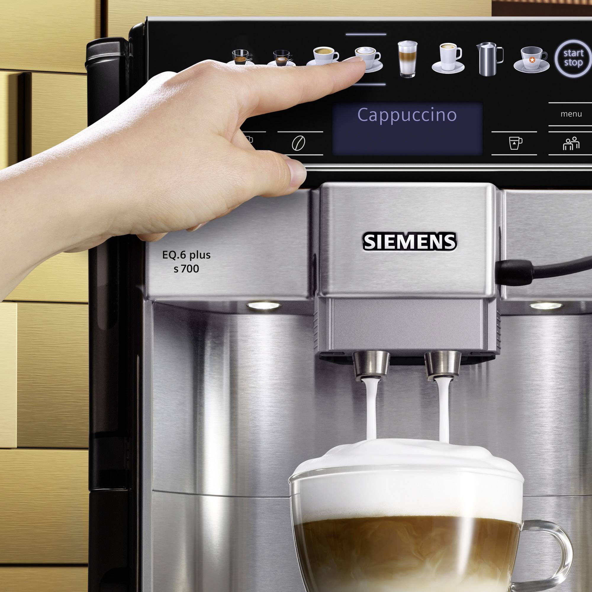 Une main appuie sur une touche d'une machine à café Siemens, sélectionnant 'Cappuccino'. Un cappuccino est en cours de préparation en dessous.