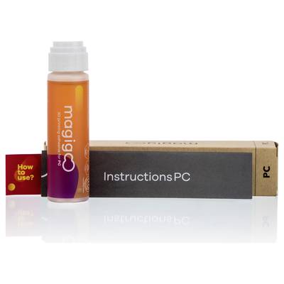 Une petite bouteille contenant un liquide orange portant l'inscription « magic PC » est placée devant un emballage portant l'inscription « Instructions PC ». À côté se trouve une étiquette rouge « How to use ? ».