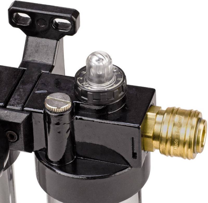 Un filtre à air noir avec raccord en laiton, indicateur de pression et deux récipients transparents pour la purification de l'air ou du gaz.