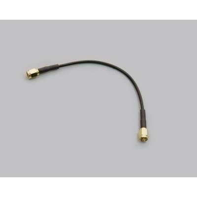 Un câble coaxial court avec deux fiches dorées à ses extrémités, sur un fond gris.