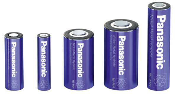 Cinq batteries Panasonic Nickel-Métal Hydrure (NiMH) bleues de différentes tailles, de AAA à D, alignées côte à côte.