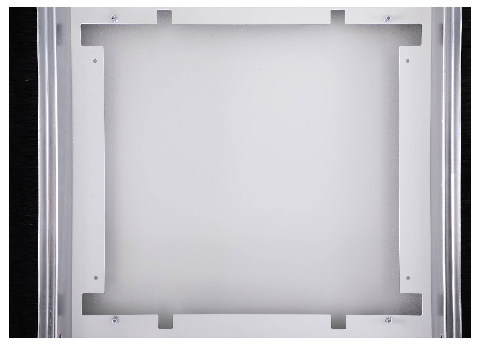 Une plaque métallique blanche, vide, rectangulaire avec des bords droits et des vis visibles aux coins.