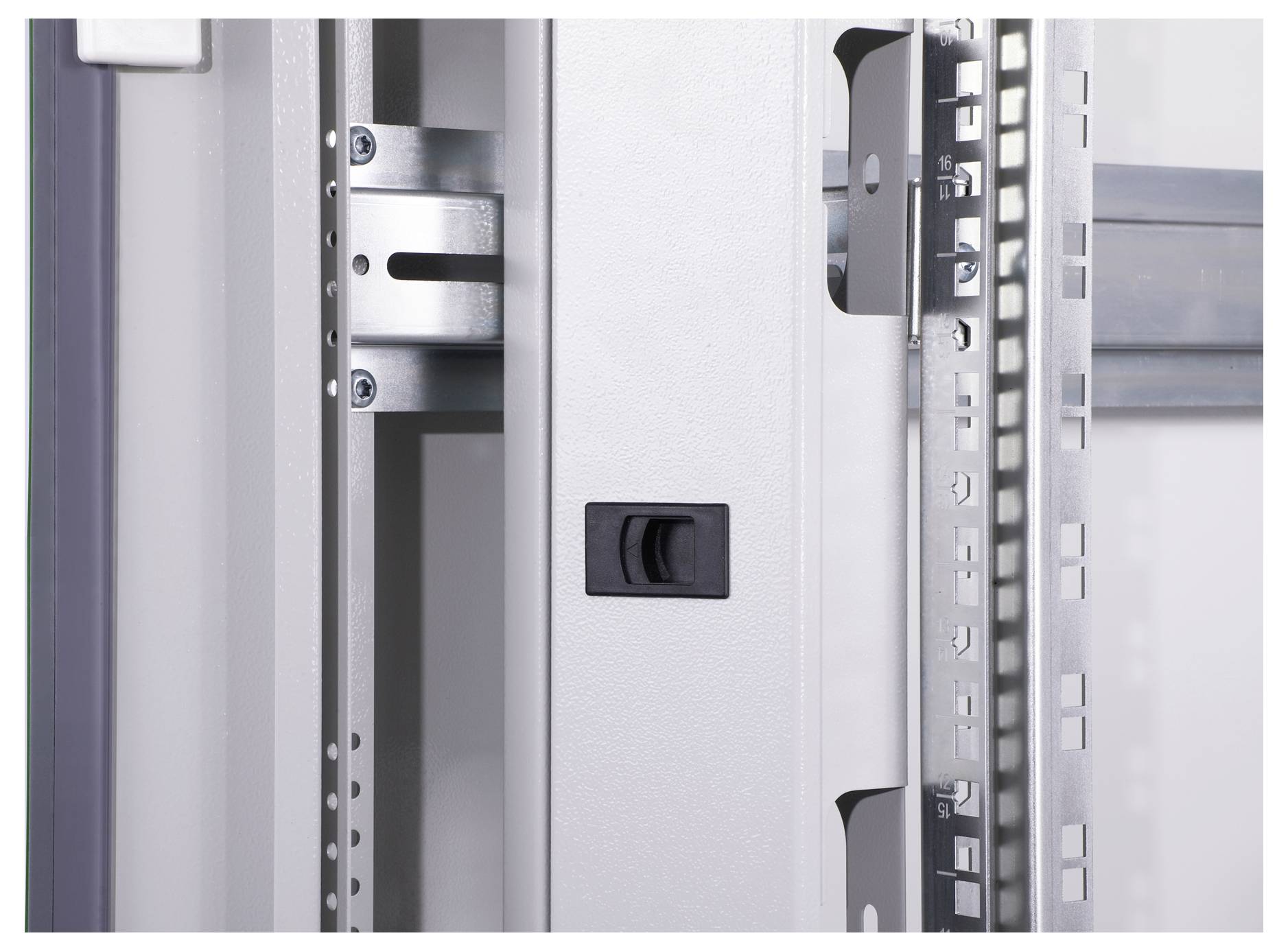 Gros plan sur un cadre métallique dans un système d'armoire électrique, doté de plusieurs supports et d'un interrupteur coulissant au centre.