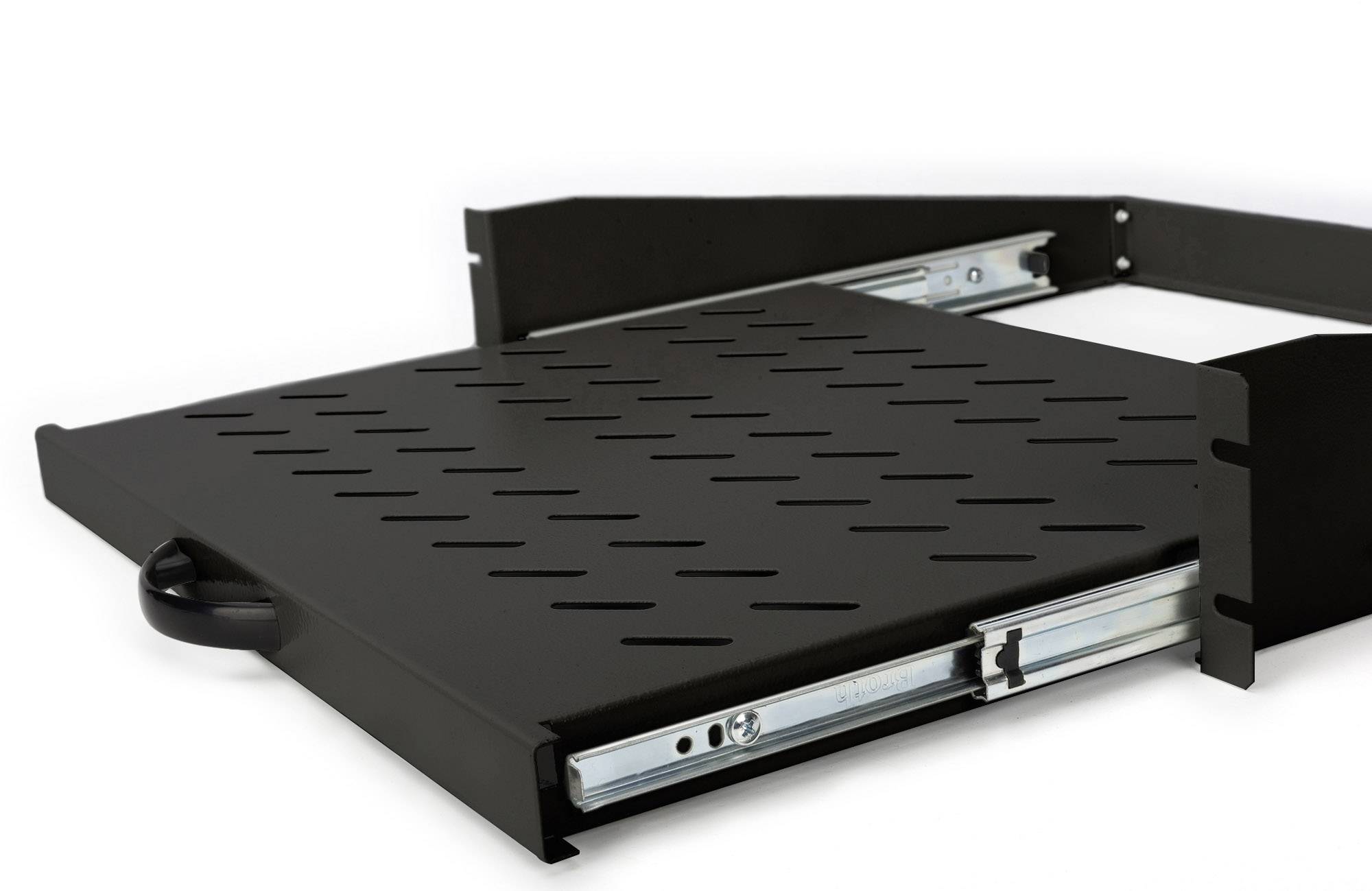 Un tiroir noir extensible avec des fentes de ventilation et une poignée, adapté pour l'installation dans des baies informatiques ou des armoires serveur.