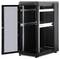 Un rack de serveur ouvert noir avec une porte en verre et des étagères réglables, sur un fond blanc.