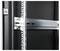 Intérieur d'un rack serveur vide avec des entretoises métalliques et des supports, prêt à accueillir des composants matériels.