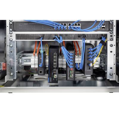 Nœuds réseau dans un rack serveur avec des câbles bleus et oranges connectés ; unité centrale et gestion des câbles visibles.