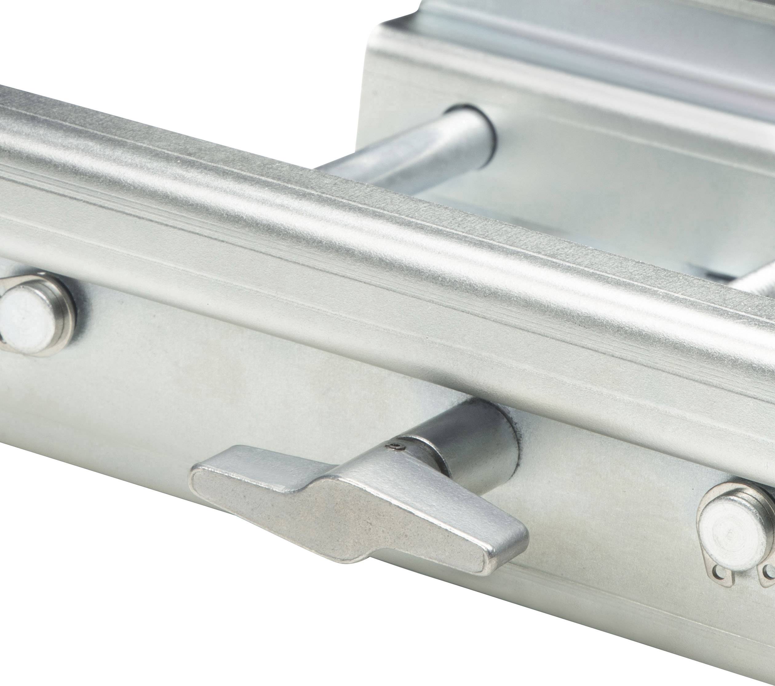 Gros plan sur un verrou métallique sur un mécanisme de porte ou de fenêtre. Montre la barre de verrouillage et la poignée en position neutre.