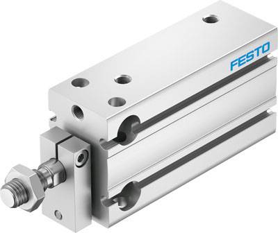 Un cylindre pneumatique rectangulaire en argent, portant le logo 'Festo' en haut à droite, avec des vis de fixation et des raccords visibles.