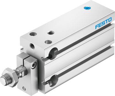 Un vérin pneumatique compact Festo en métal, avec des alésages filetés et un logo bleu.